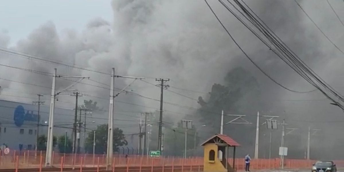 Enorme incendio afecta a galpones en Coronel