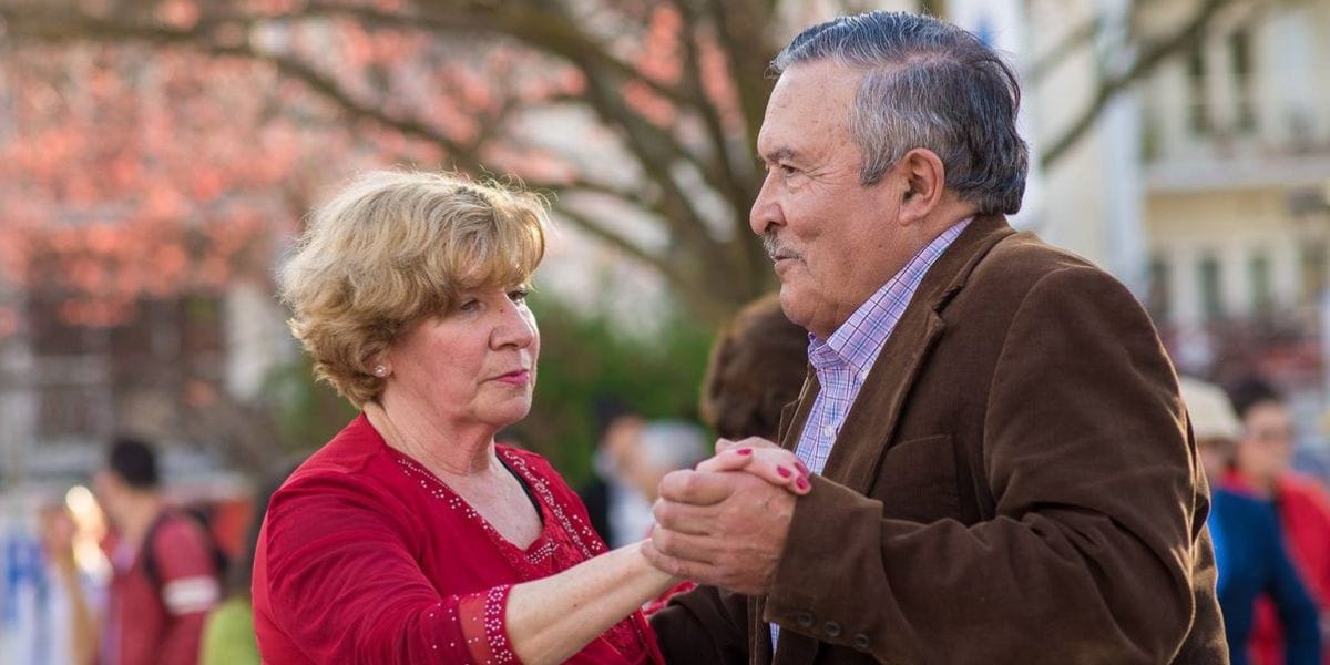 Entre danza y nostalgia: Adultos mayores sorprenden bailando tango en urbe penquista