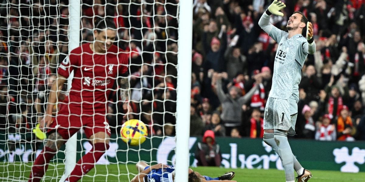 Revisa los dos auto goles que le dieron la victoria al Liverpool