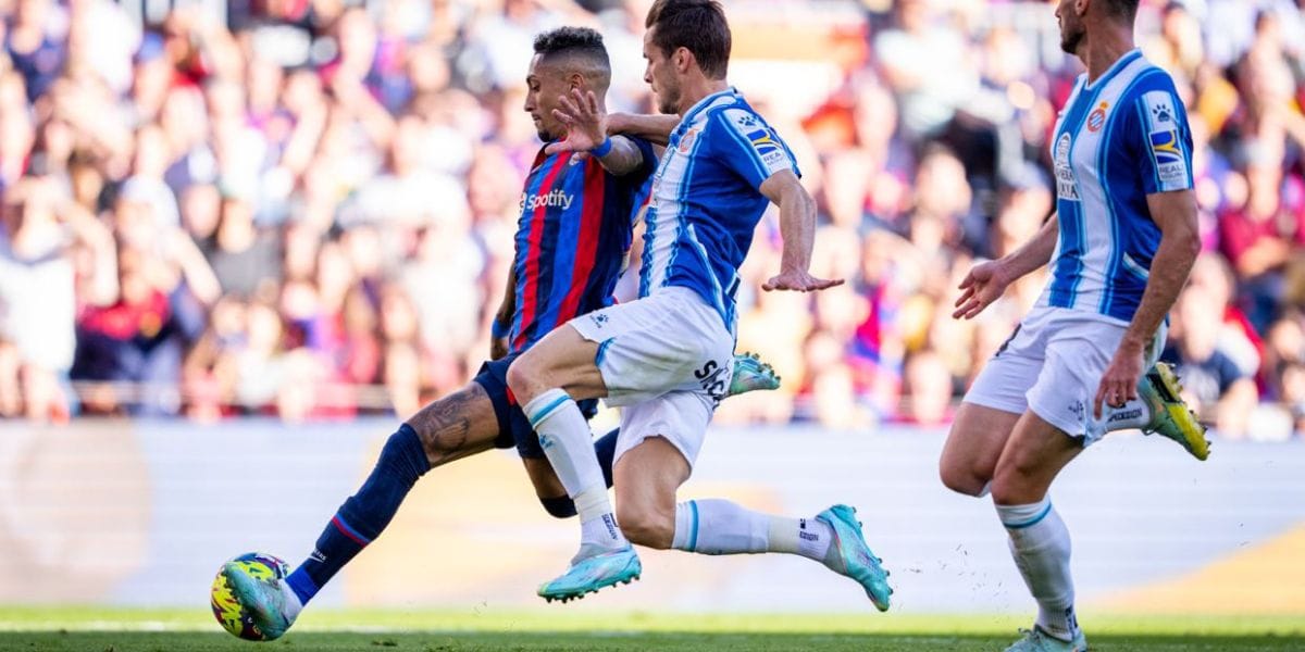 15 tarjetas amarillas y 2 rojas mostró Mateu Lahoz en el clásico de Barcelona