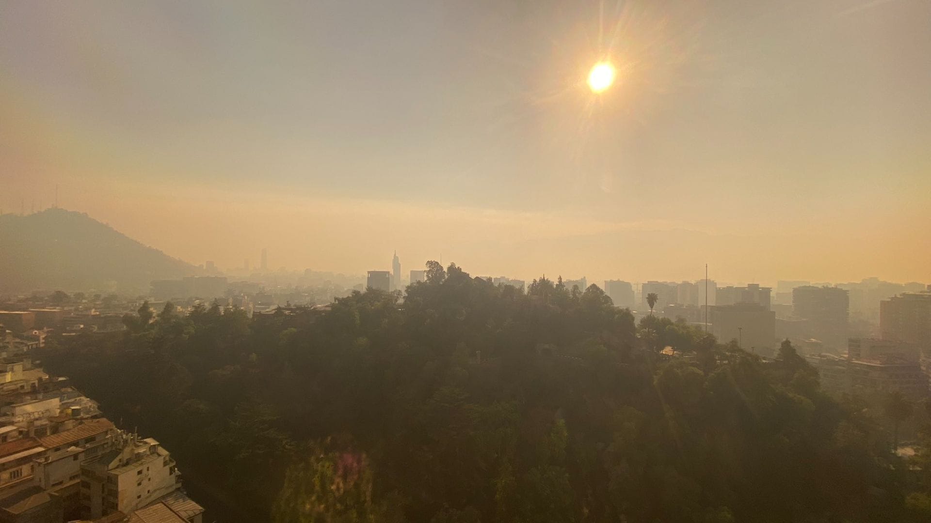 Alerta de Riesgo Sanitario en Santiago: Evalúan suspender clases en comunas más afectadas por humo de incendios forestales
