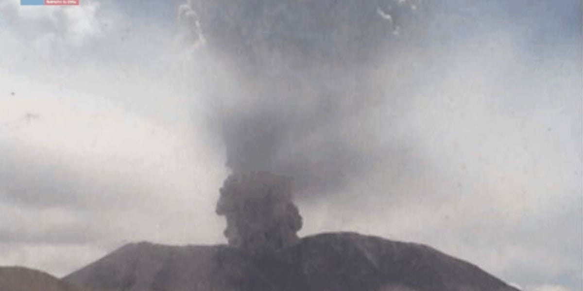 Volcán Láscar registra latente pulso eruptivo: Mantienen alerta verde en el norte del país