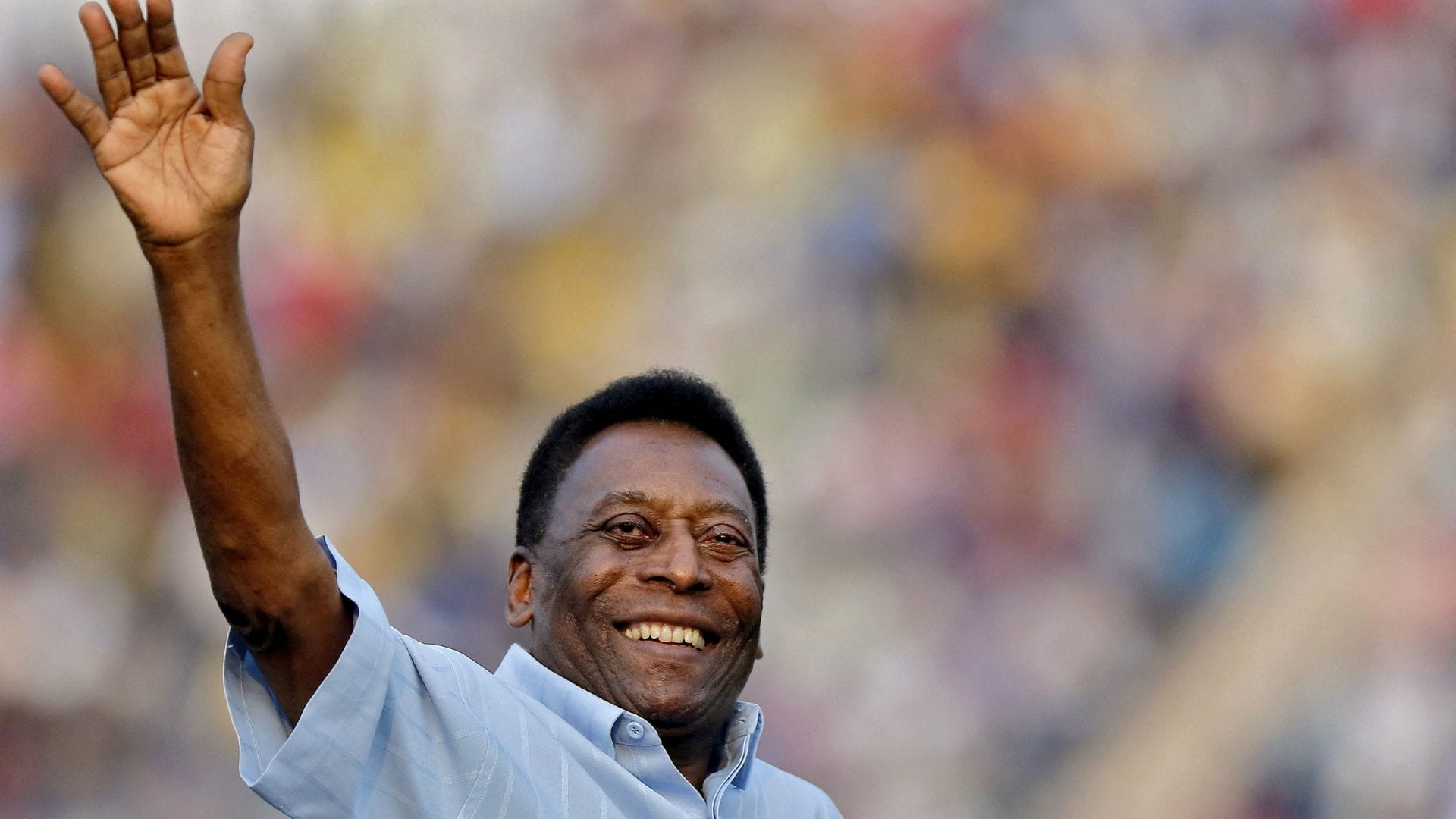 La familia del ex-astro del fútbol brasileño Pelé se reúne en torno a su cama de hospital