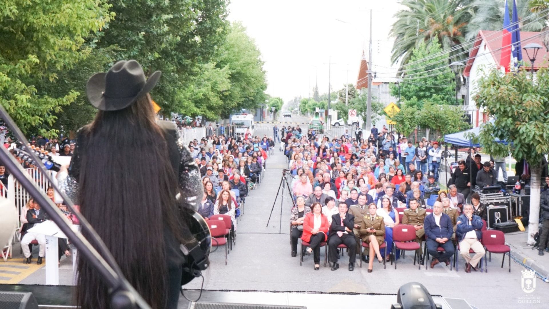 Quillón celebró a lo grande su aniversario 131: Repartieron más de dos mil trozos de torta