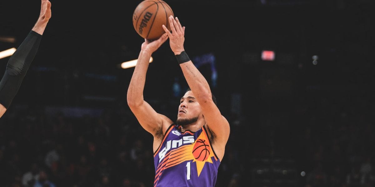 Tres cuartos les bastaron a Devin Booker para anotar 51 puntos