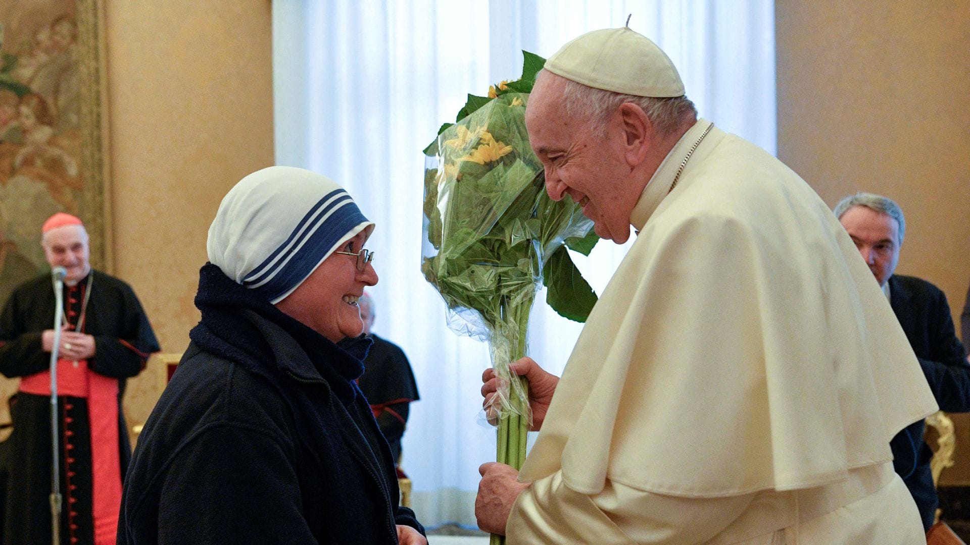 El Papa Francisco celebra su 86 cumpleaños entregando premios a la caridad