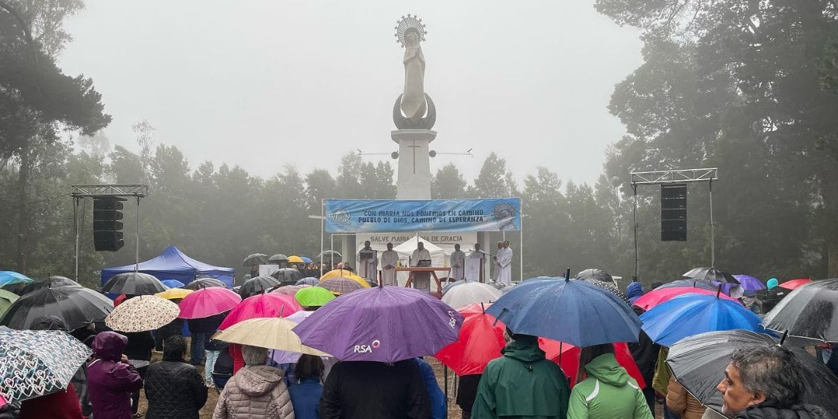 Lluvia no desanima a miles de fieles que acuden al Cerro La Virgen de Concepción