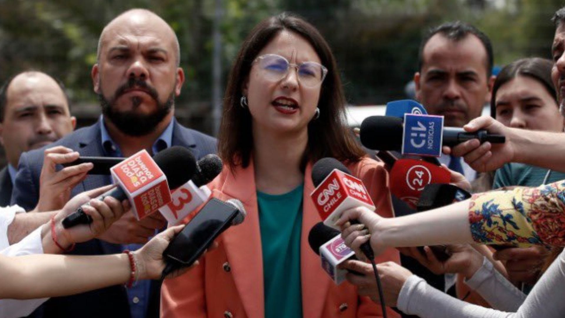 Cámara declara que alcaldesa Hassler “profundiza la crisis en Santiago” y piden intervención de Boric
