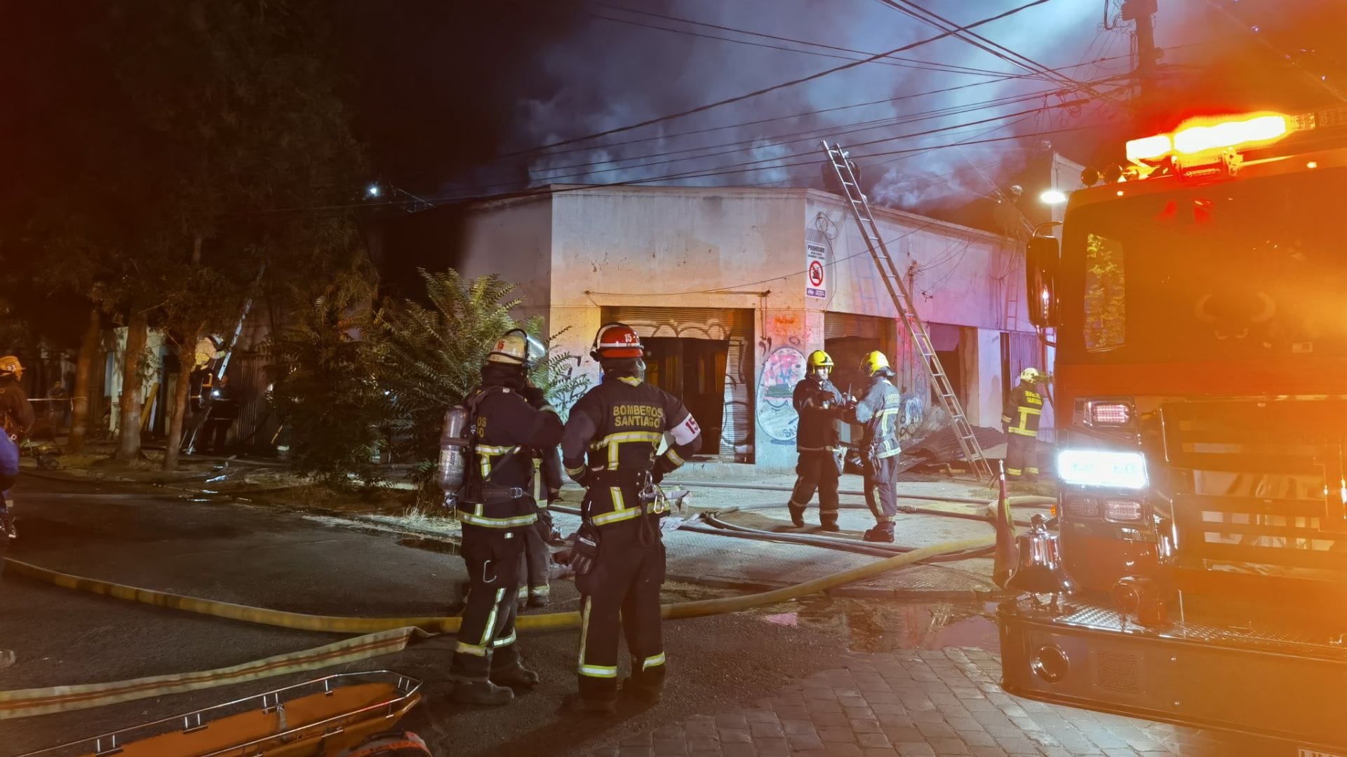 Una madre y sus dos hijos fueron encontrados muertos tras incendio en Santiago Centro