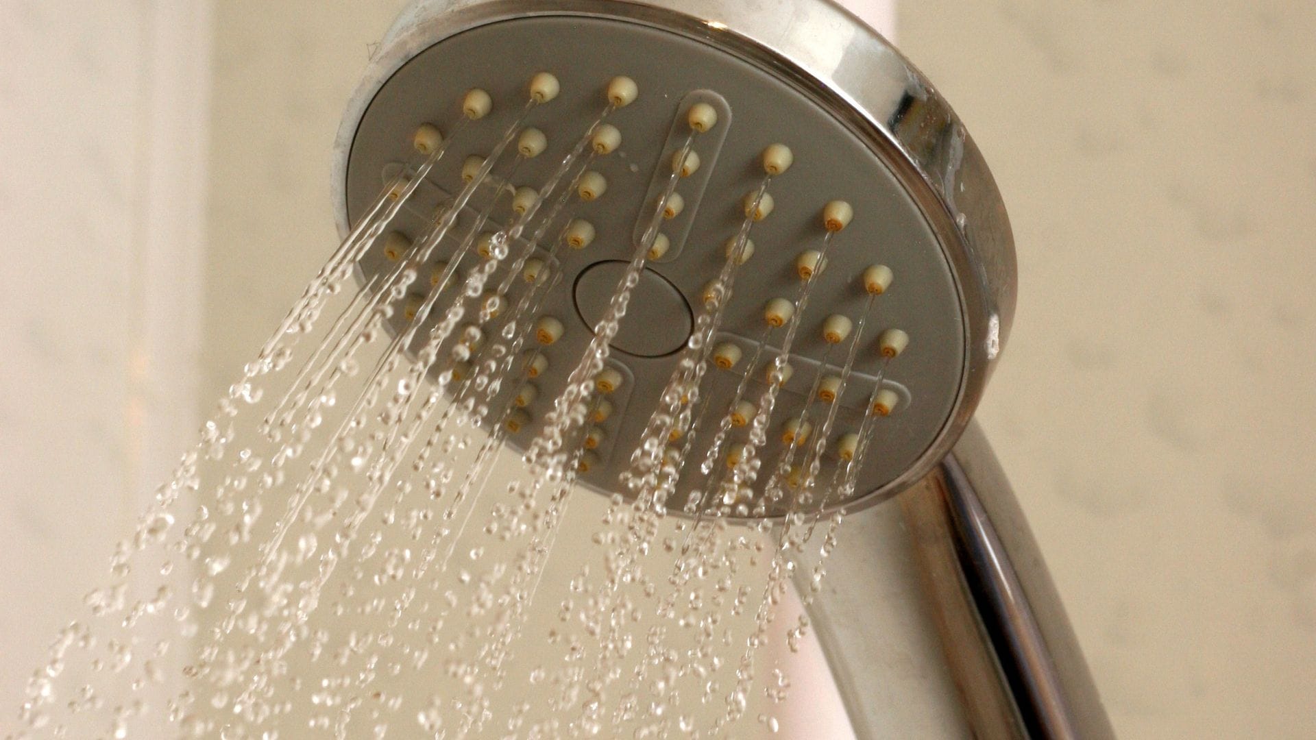 Entre las 19 y 22 horas es el peak: Consumo de agua se dispara en días previos a Navidad y Año Nuevo