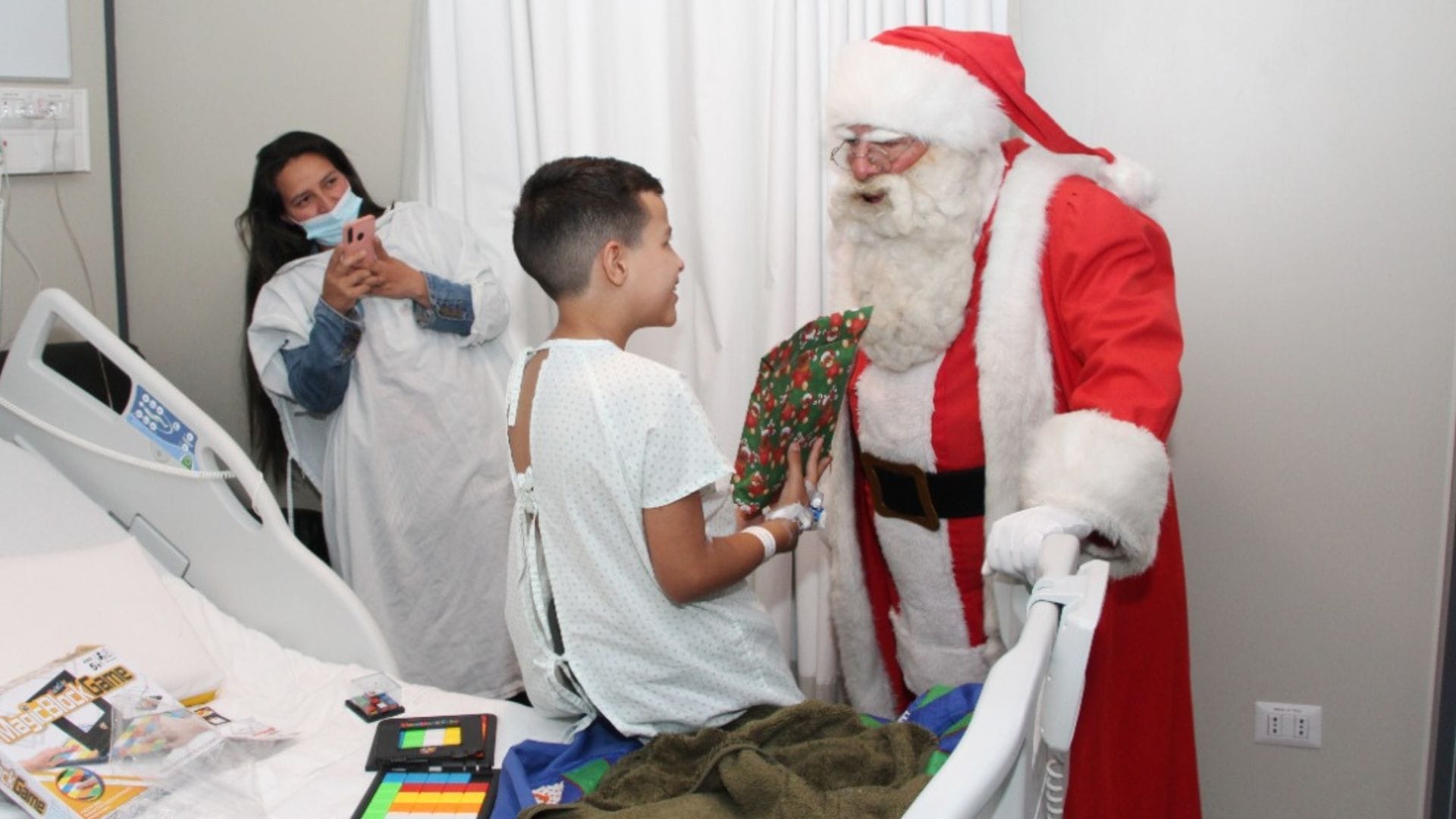 Talcahuano: Viejito Pascuero entregó regalos en el Hospital Las Higueras