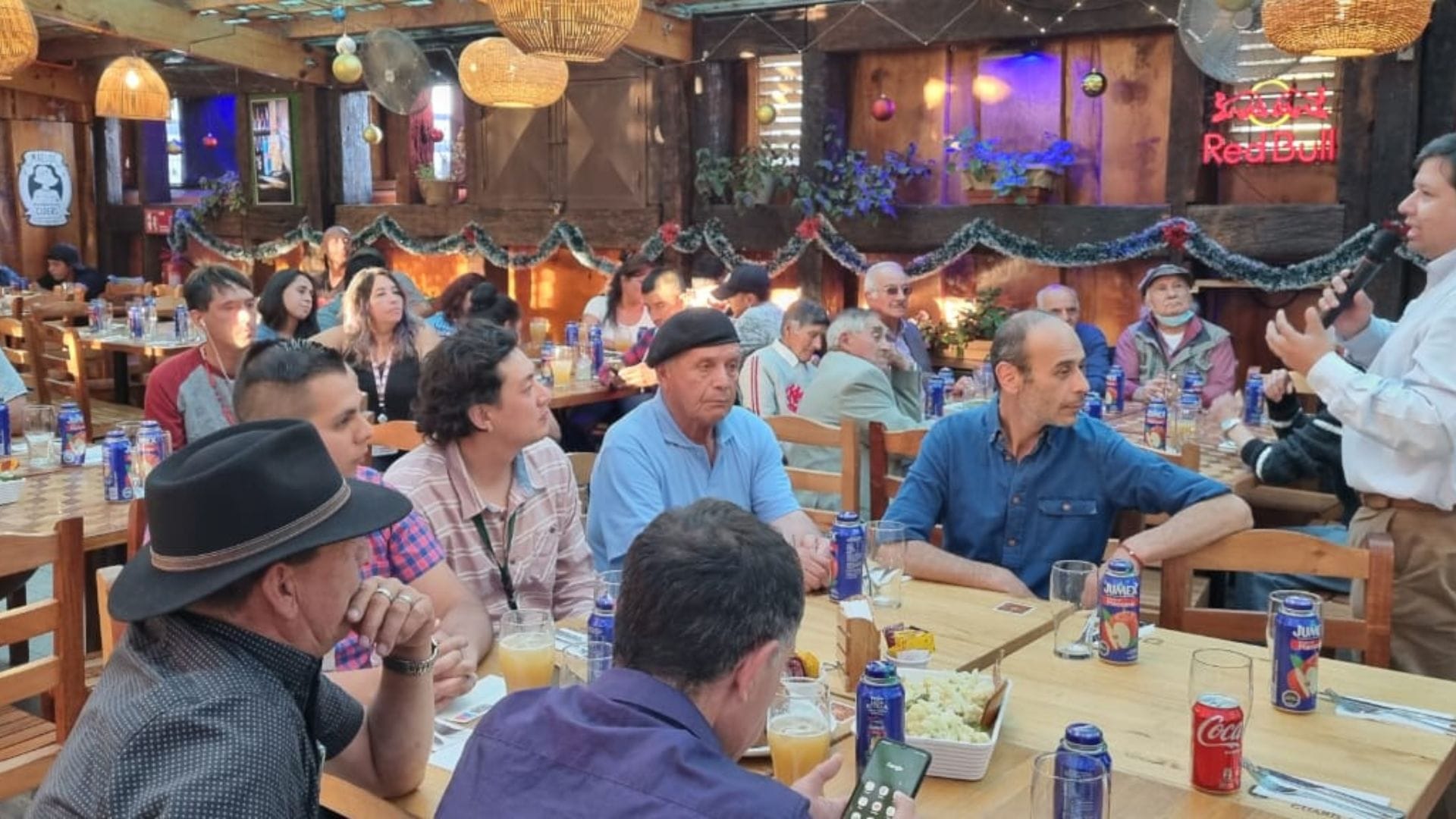 Personas en situación de calle de Concepción celebraron Navidad en conocido restaurante de Plaza Perú