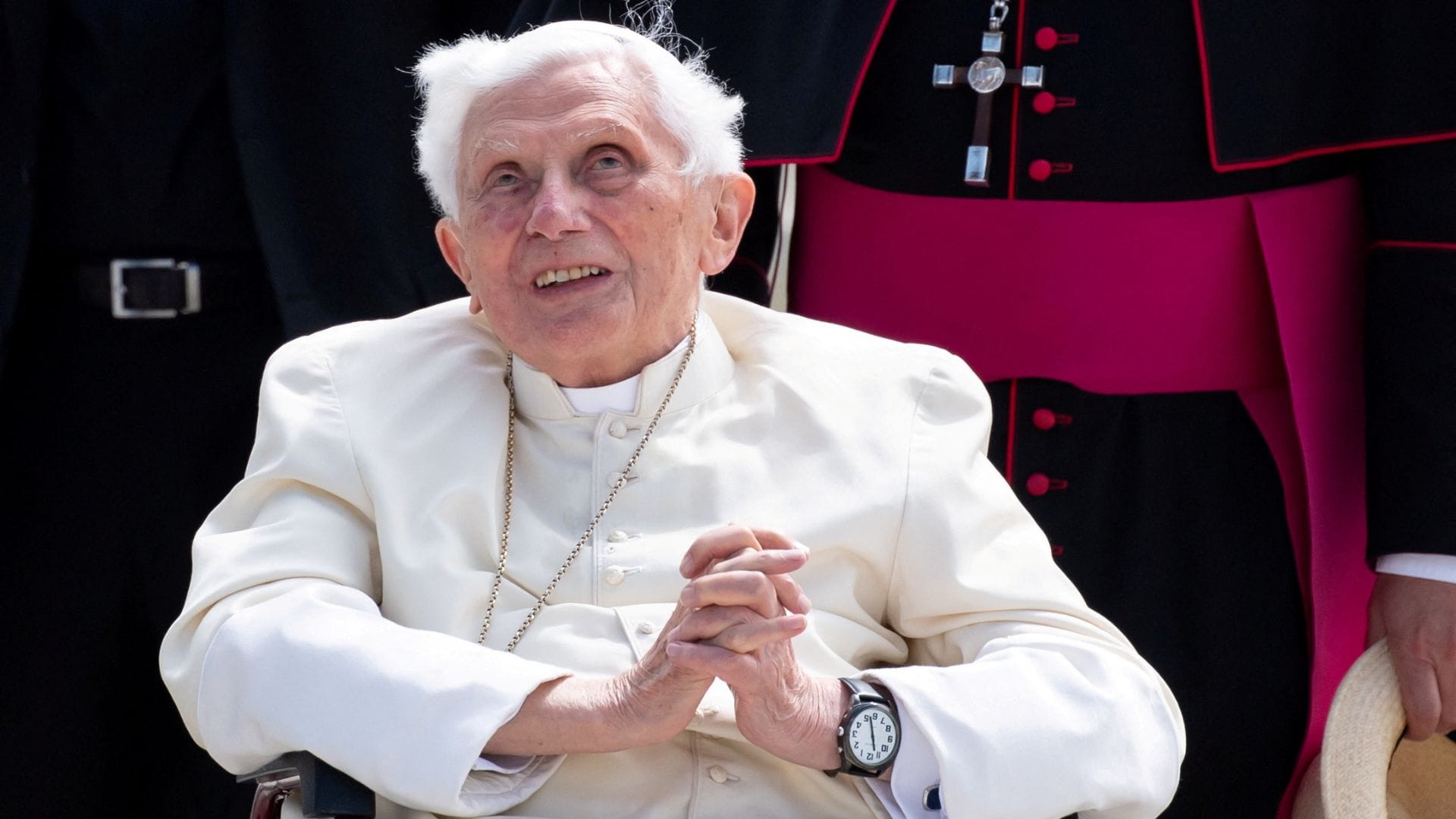 “Está muy enfermo”: Francisco pide que recen por el Papa Benedicto XVI