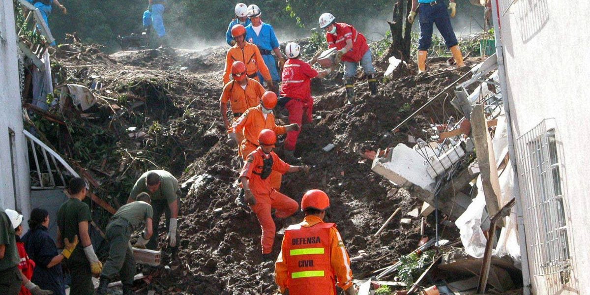 Bus fue sepultado por aluvión en Colombia: Al menos 12 personas fallecieron