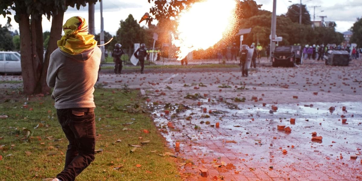Polémica por posible excarcelación de jóvenes “primera línea” que participaron en Estallido Social en Colombia