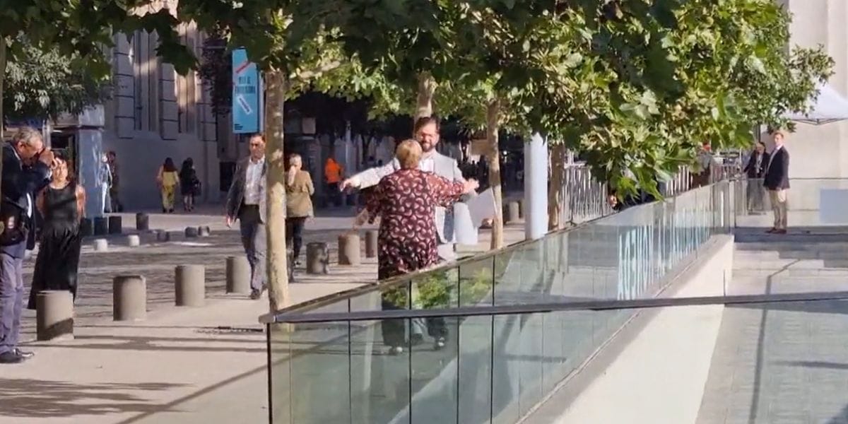 “La irrelevancia de los egos no tiene cabida”: El cariñoso abrazo entre Boric y Bachelet