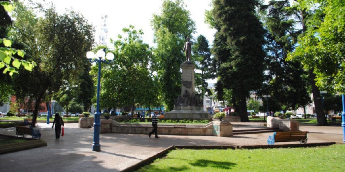 Hallan muerta a una mujer en plena plaza de Chillán