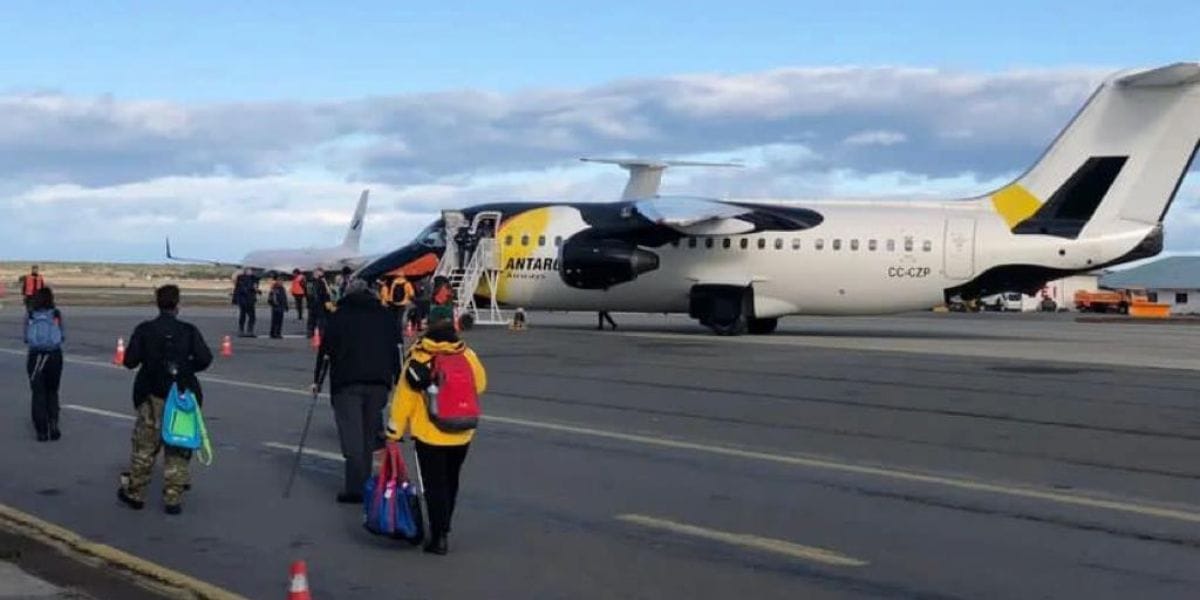 Avión aterrizó de emergencia en Puerto Williams tras perder su puerta en pleno vuelo