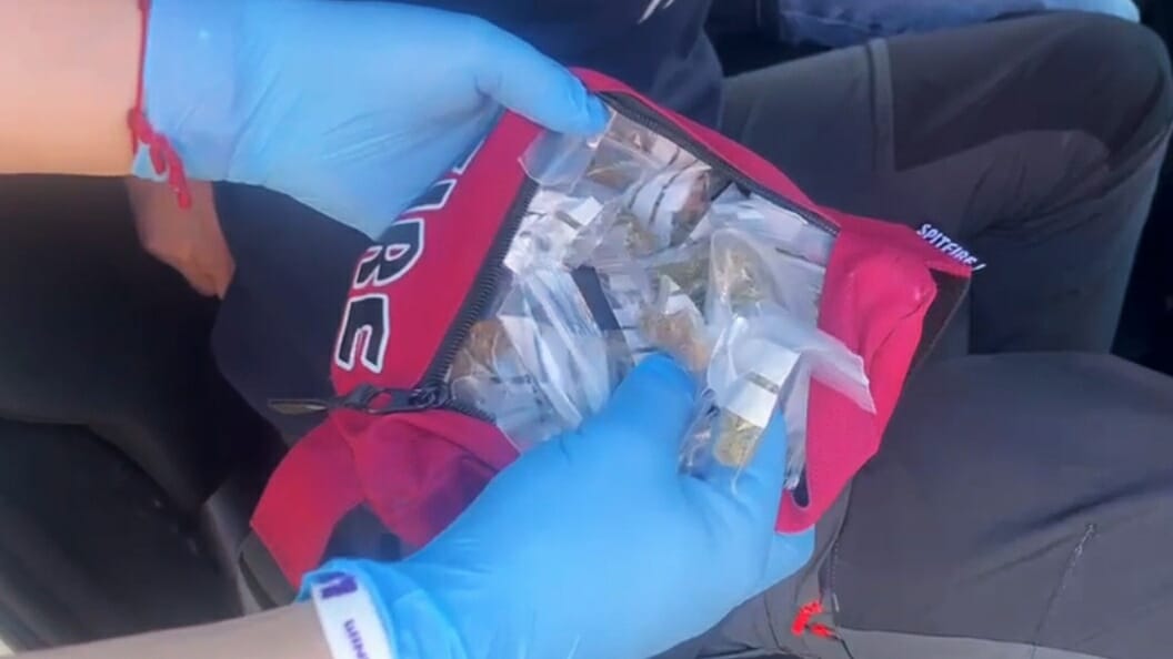 Campus UdeC: Atrapan a sujeto que vendía cocaína y marihuana en un estacionamiento