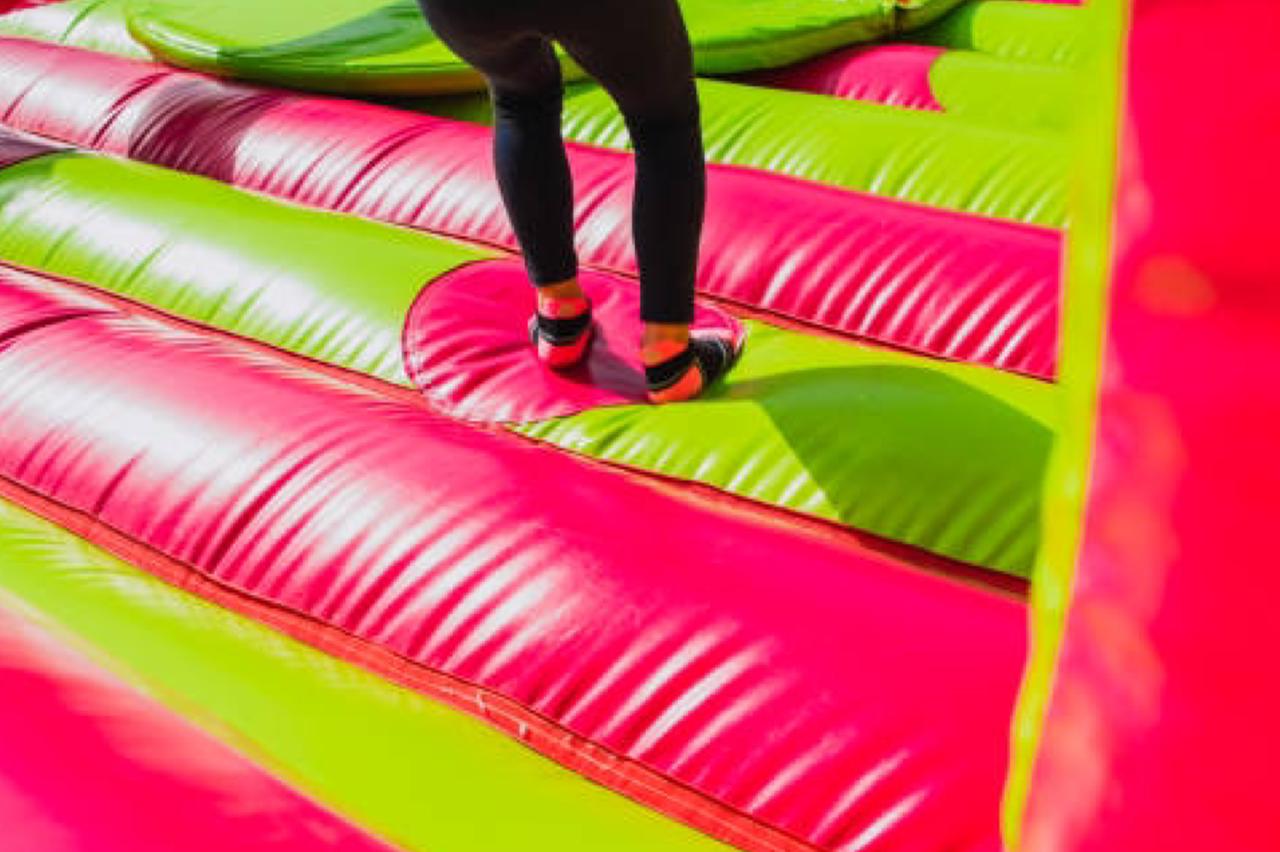 Niño quedó en coma luego que juego inflable se volcara en Arauco