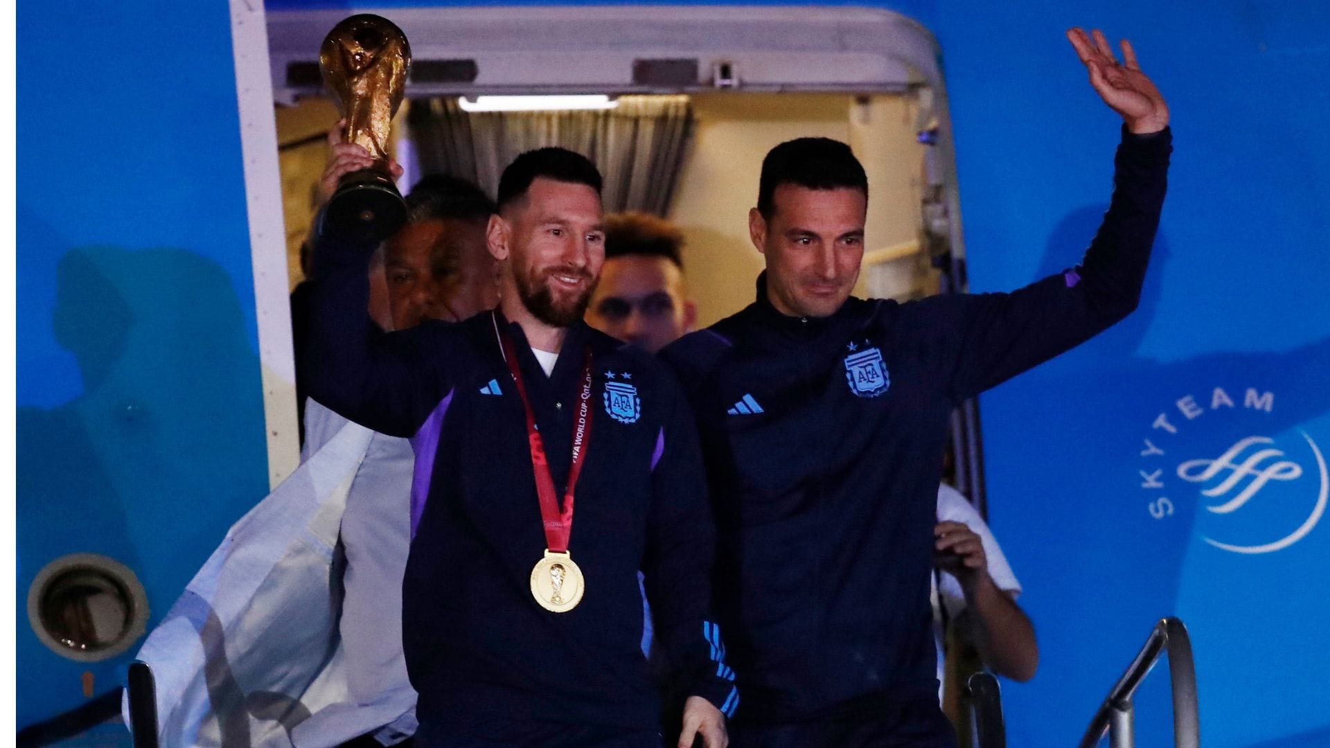 Messi fue el primero en bajar del avión con la Copa del Mundo: Argentina está en su casa para festejar con la hinchada