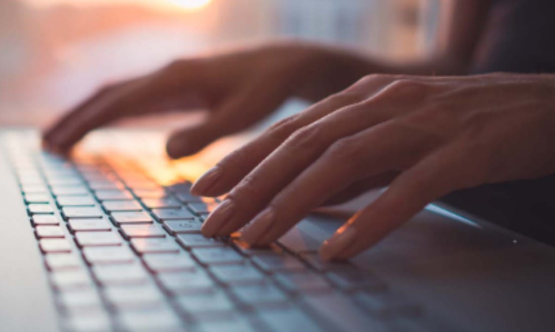 Sence: Abren convocatoria de cursos de inglés gratuitos para mujeres emprendedoras del Biobío