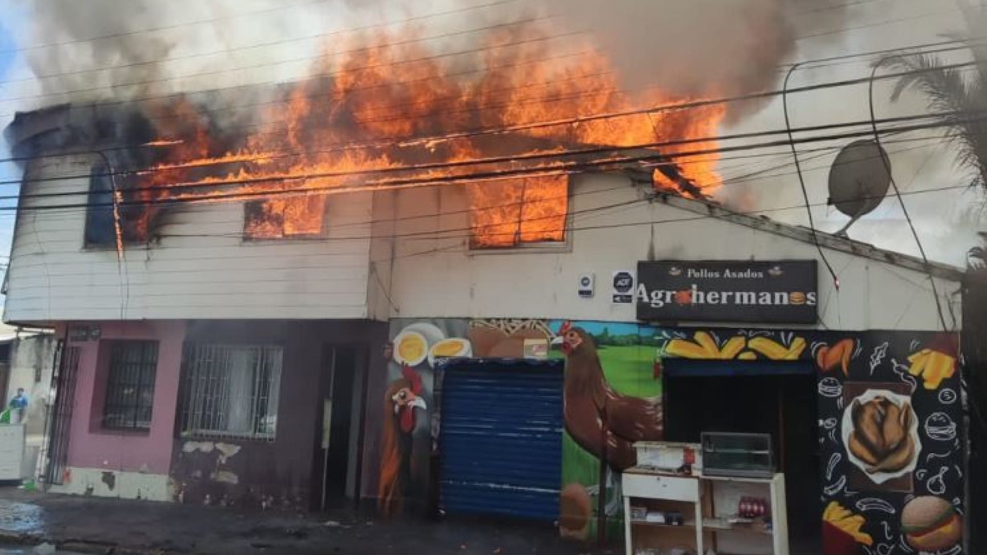 ¡Conmoción en Penco! Enorme incendio afecta a tres conocidos locales comerciales y viviendas