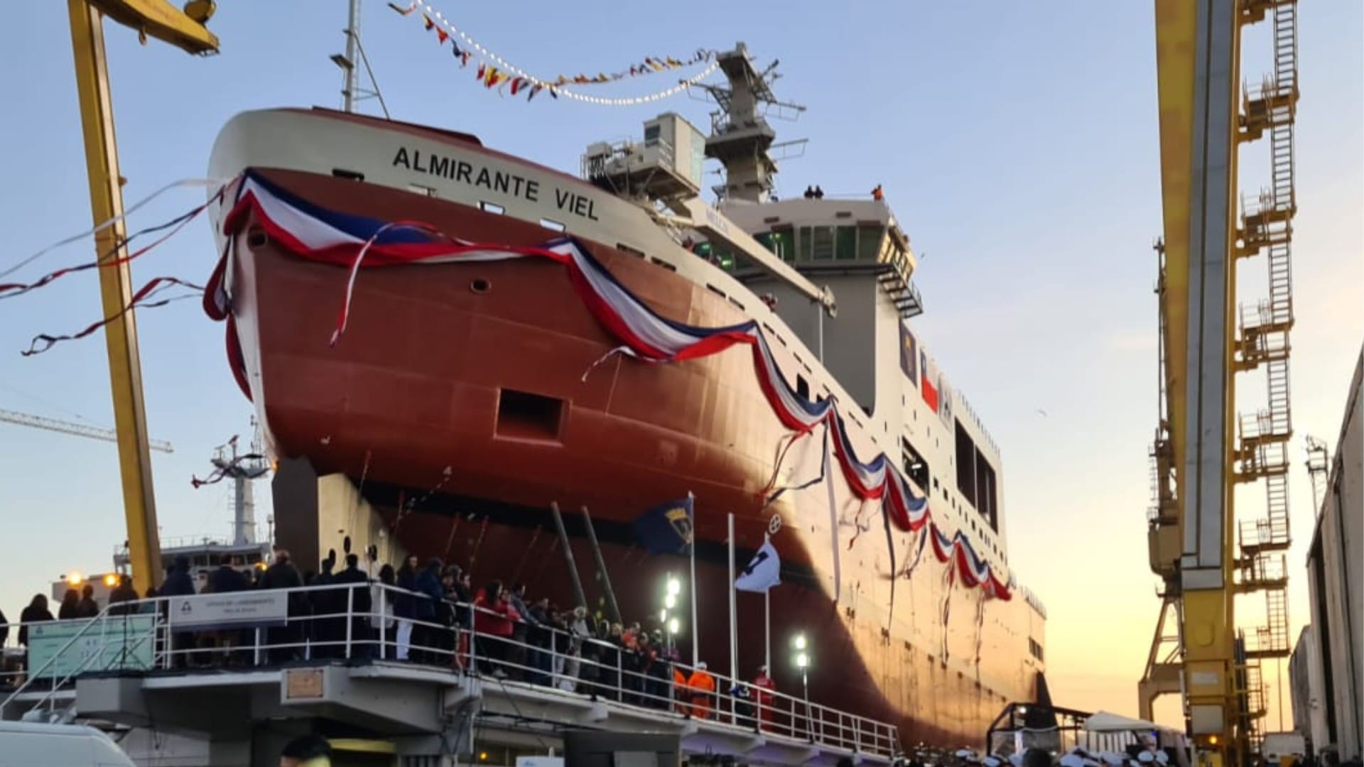 ¡Histórico!: Lanzan al mar el primer rompehielos construido en Talcahuano