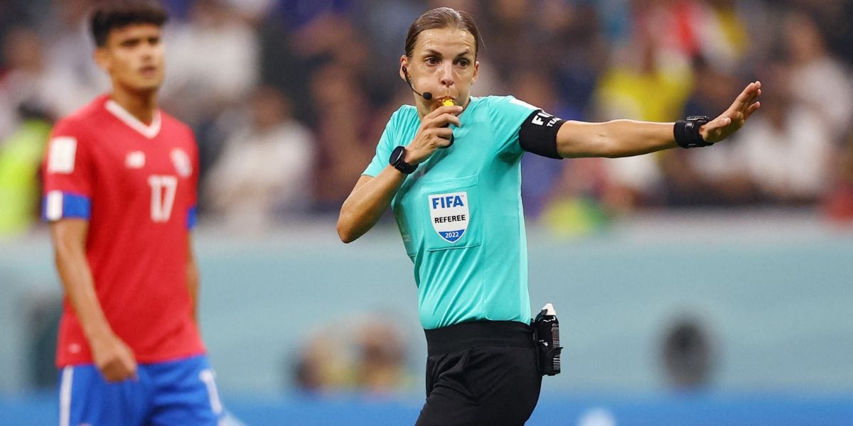 Hito para Stephanie Frappart: Se convirtió en la primera mujer que arbitró partido de un Mundial masculino