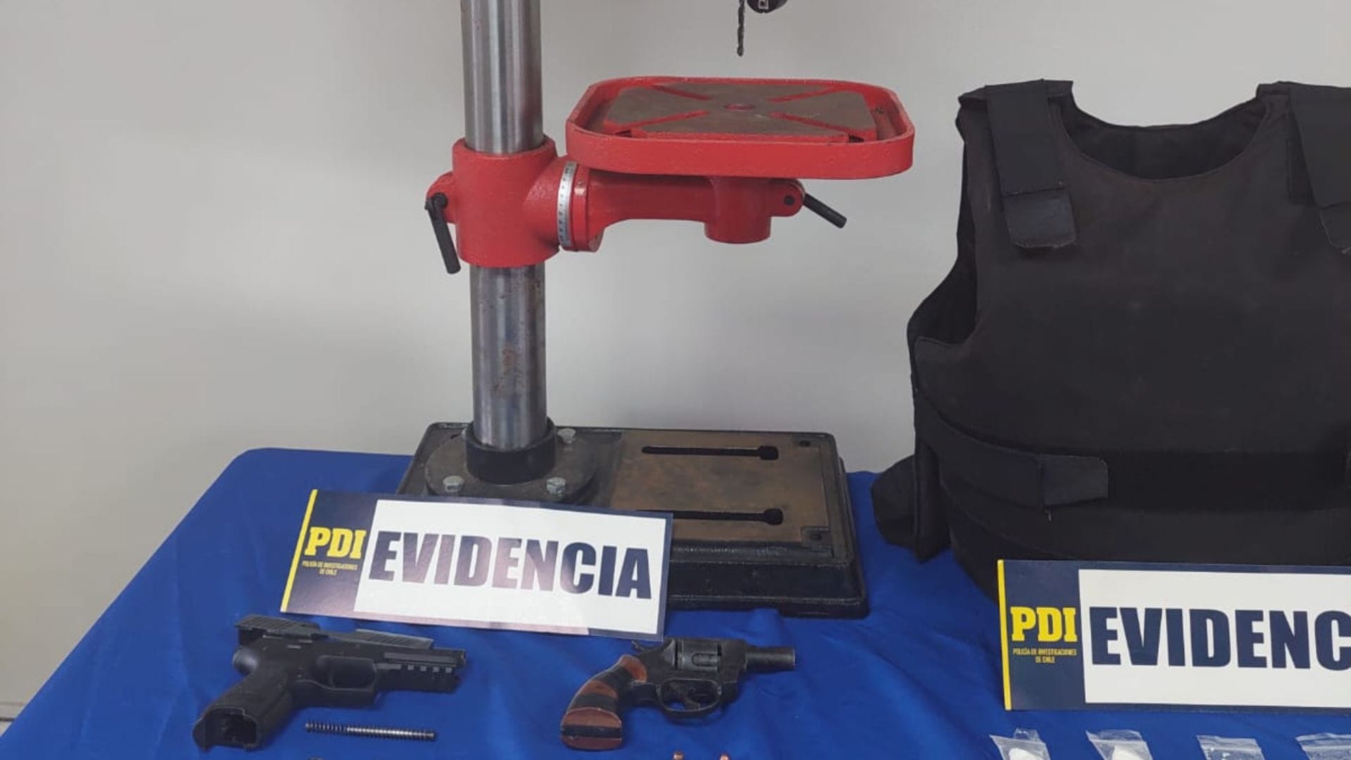 Estaba prófugo por diversos delitos: Detienen a sujeto que tenía taller clandestino para fabricar armas en Lota