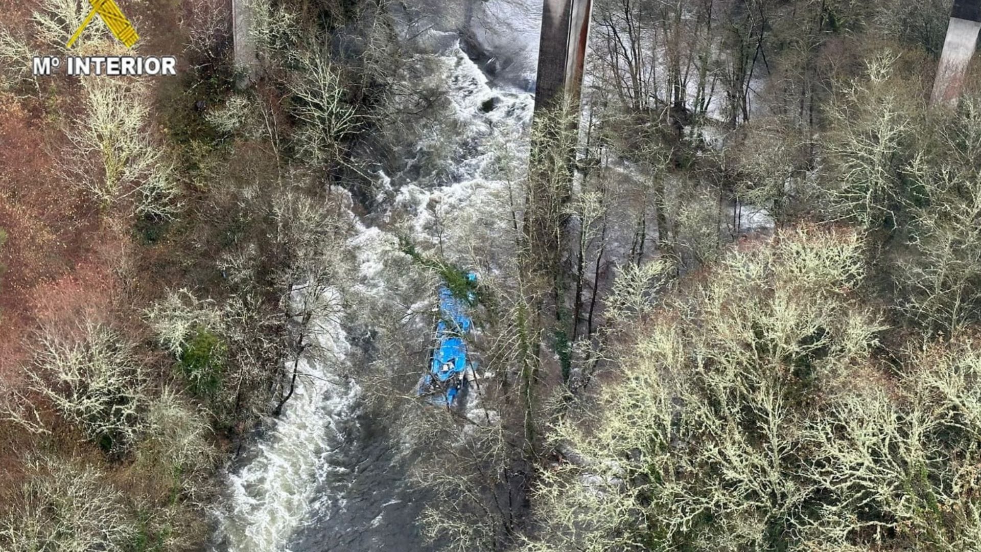Tres personas mueren tras caída de bus al río desde puente en España: Hay 4 desaparecidos