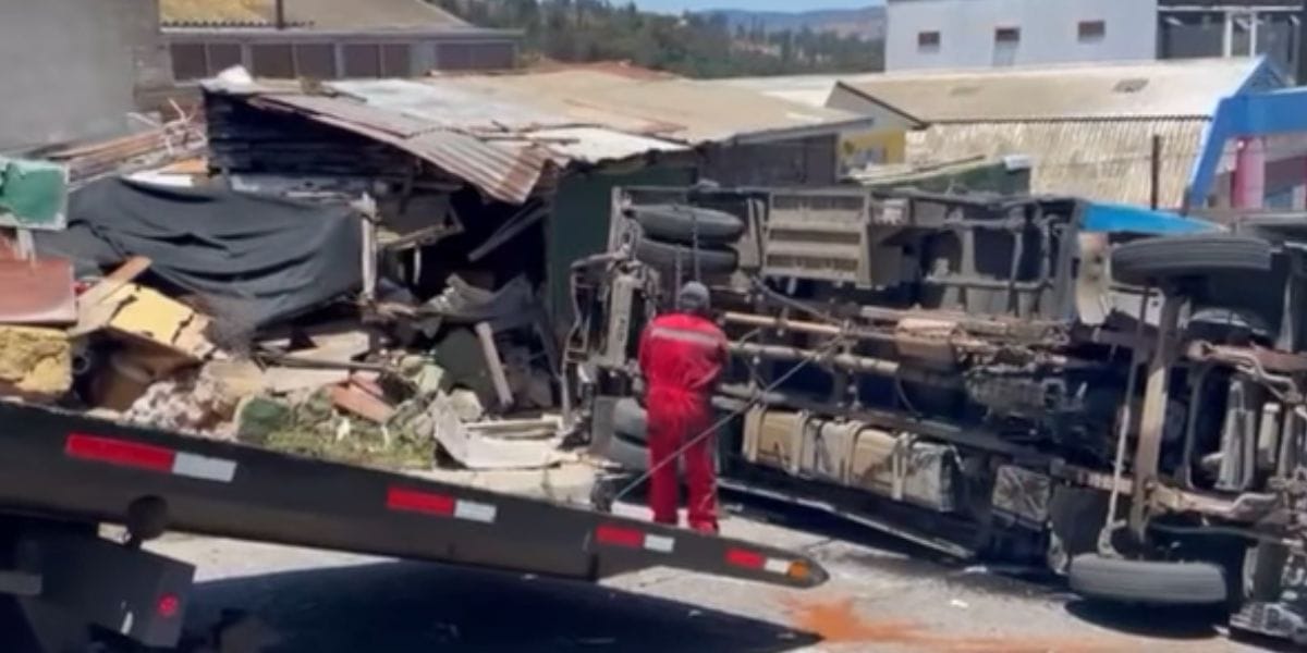 Camión se quedó sin frenos y terminó impactando contra muro de una casa