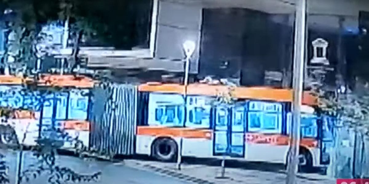 Bus del Transantiago perdió el control y chocó contra frontis de Juzgado de Familia