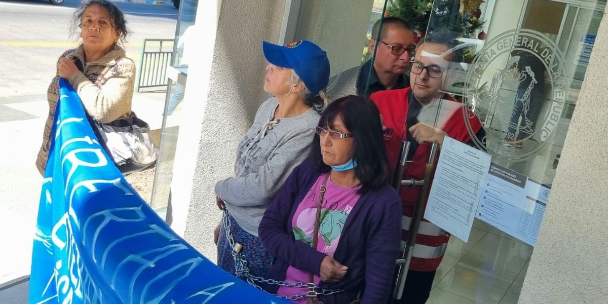 Familiares de comuneros mapuche en huelga de hambre se encadenan en acceso a Contraloría de Concepción
