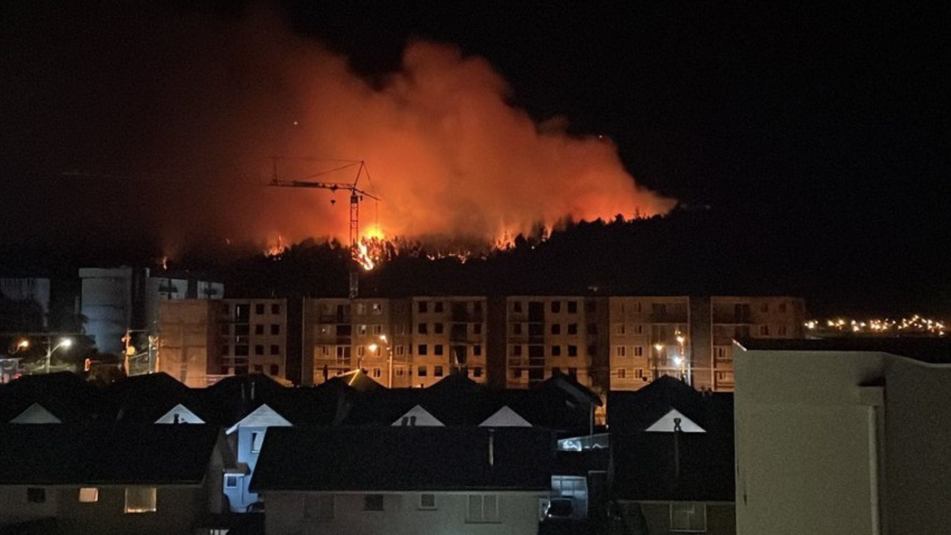 Familias pasaron Noche Buena mojando sus casas: Viento cálido avivó incendio en Chiguayante