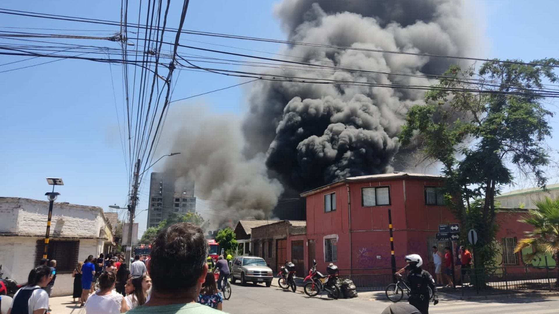 Incendio de gran magnitud afecta a galpón en Estación Central