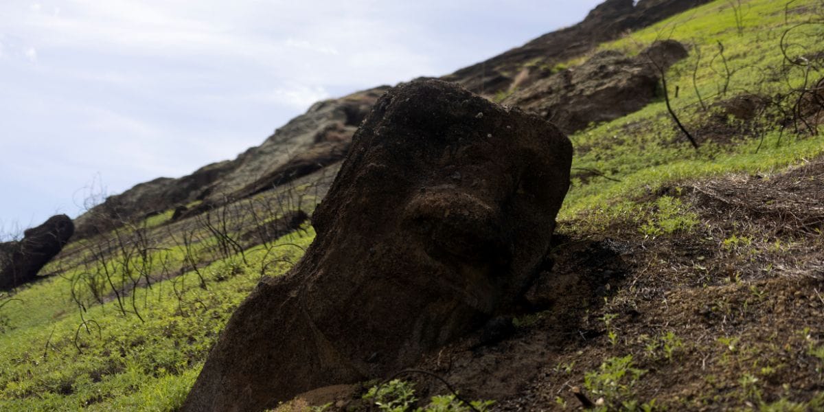 Carbonizados Moai en Isla de Pascua dan cuenta de las batallas que existen por el territorio