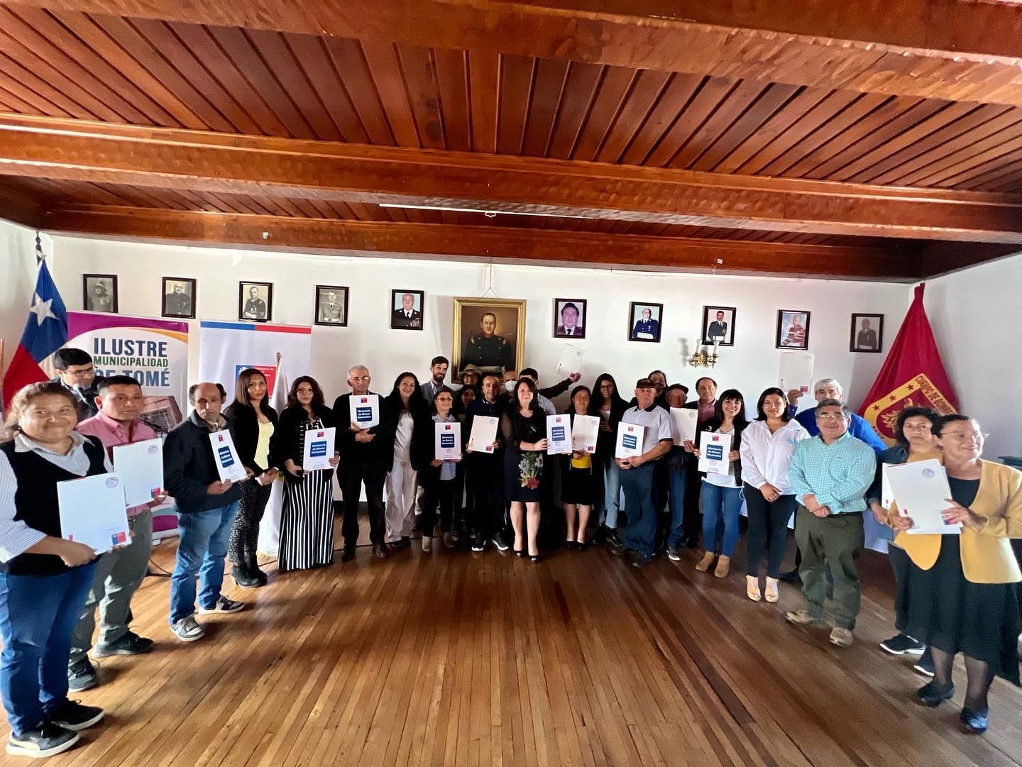38 familias de Tomé recibieron sus títulos de dominio para regularizar sus propiedades