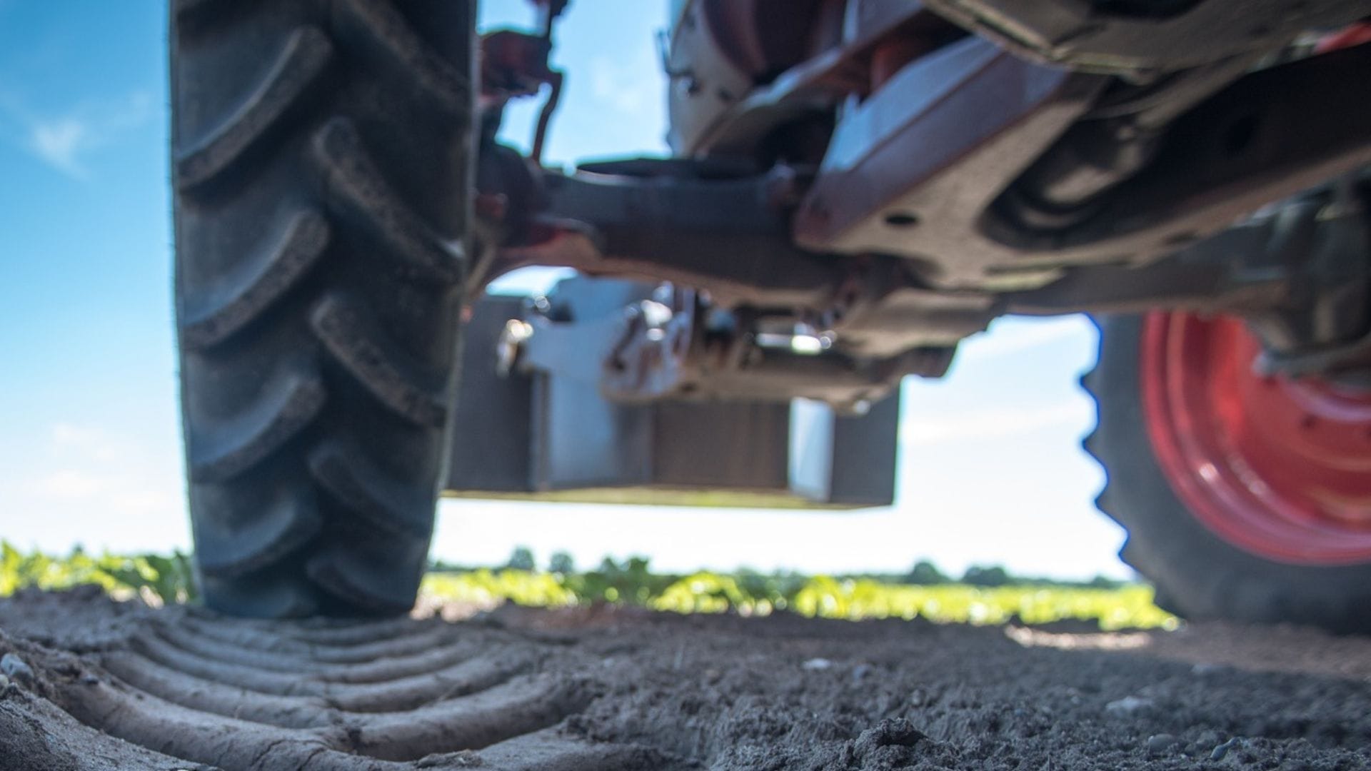 Adulto mayor murió tras ser aplastado por tractor en Ñuble: Volcó cuando lo conducía