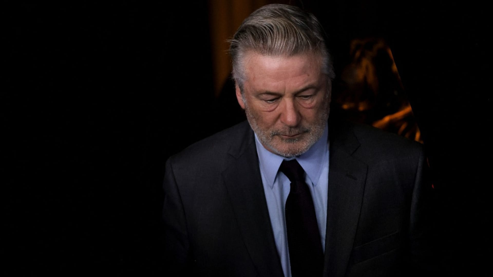 Alec Baldwin fue acusado de homicidio involuntario tras disparo en rodaje de “Rust”