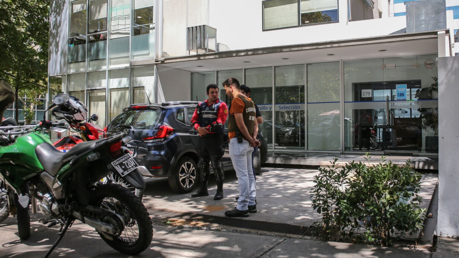 Pareja sufrió violento asalto a la salida de un banco en Las Condes