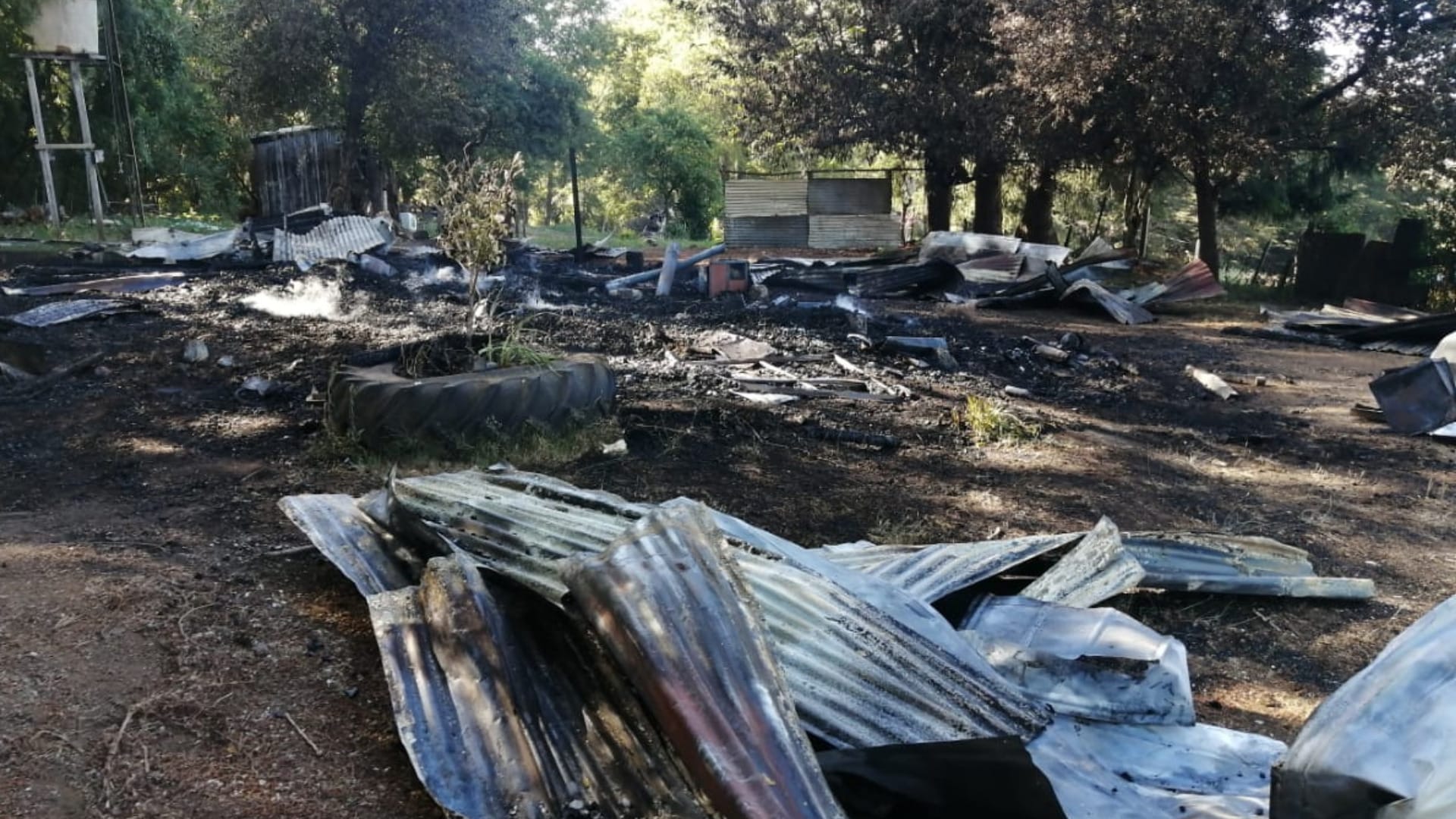 Ataque incendiario afectó una vivienda y un galpón en Curacautín