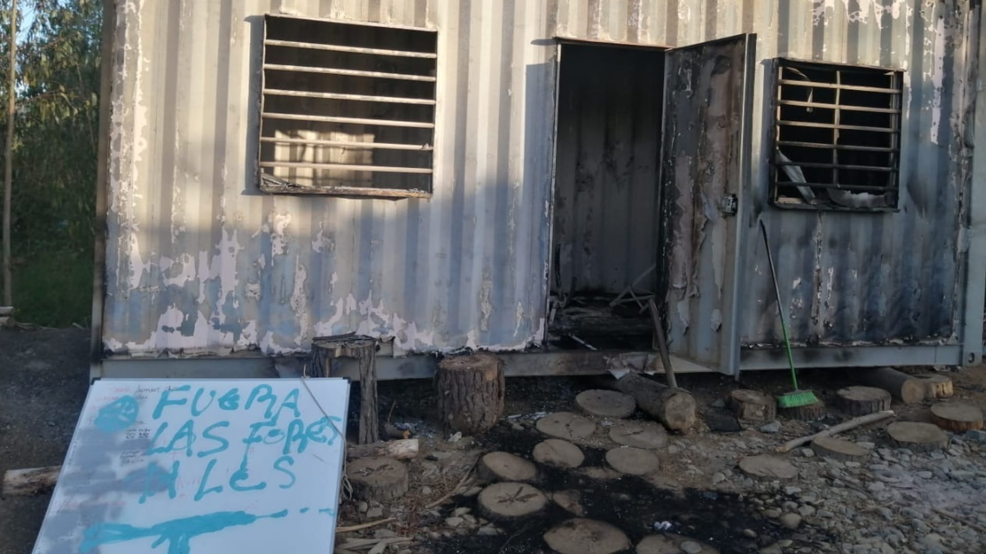 Ataque incendiario deja container quemado en Lebu: Se dejó consigna en una pizarra
