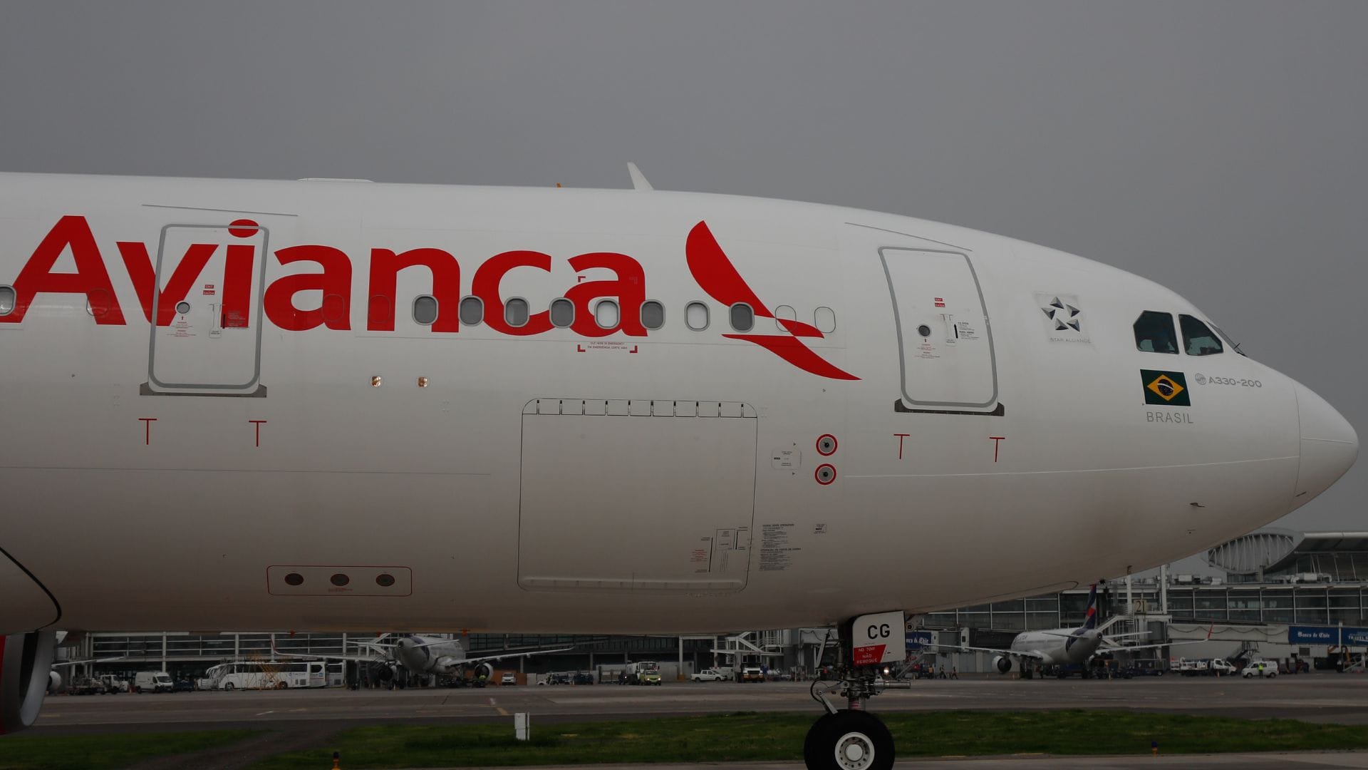 Encuentran sin vida a dos personas en el tren de aterrizaje de avión que salió de Santiago a Bogotá