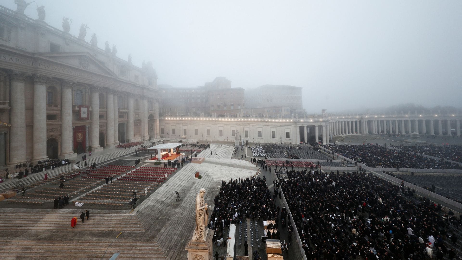 El papa Francisco encabeza funeral de Benedicto XVI mientras sus simpatizantes piden la santidad