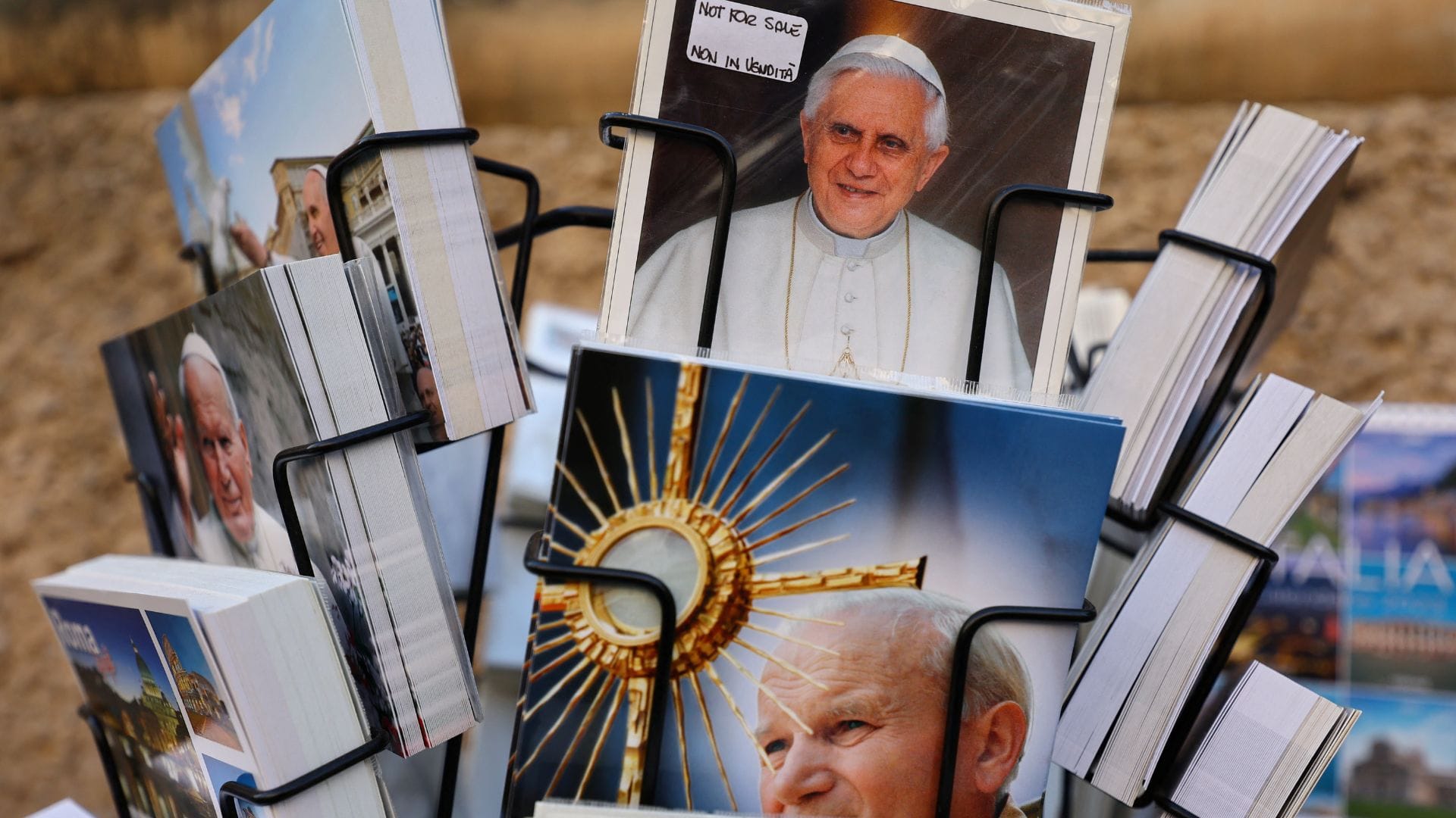 El Papa Francisco elogia a Benedicto XVI mientras el Vaticano se prepara para el funeral