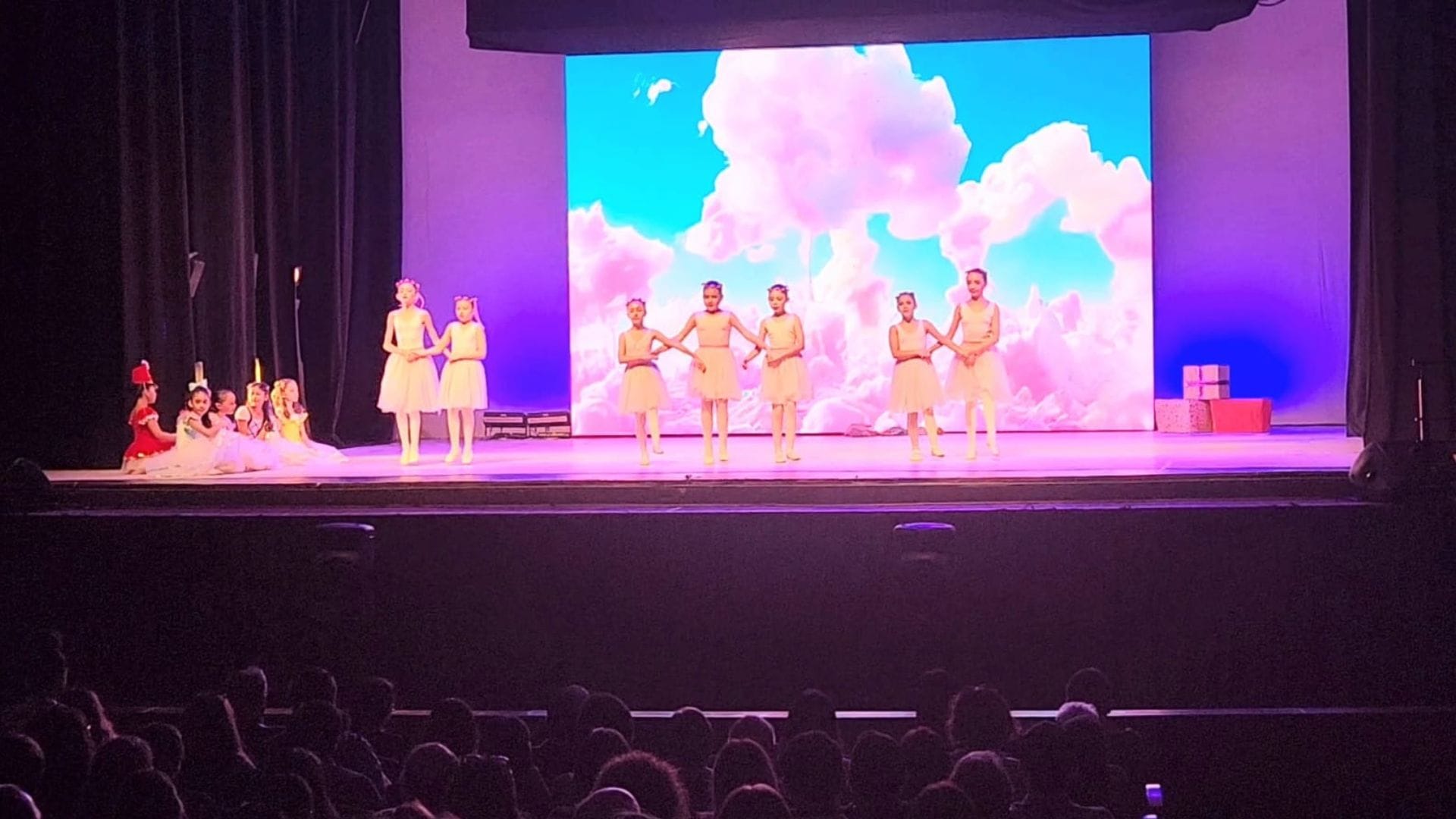 Adolescentes de hogar del Servicio Mejor Niñez disfrutaron a lo grande con gala de danza