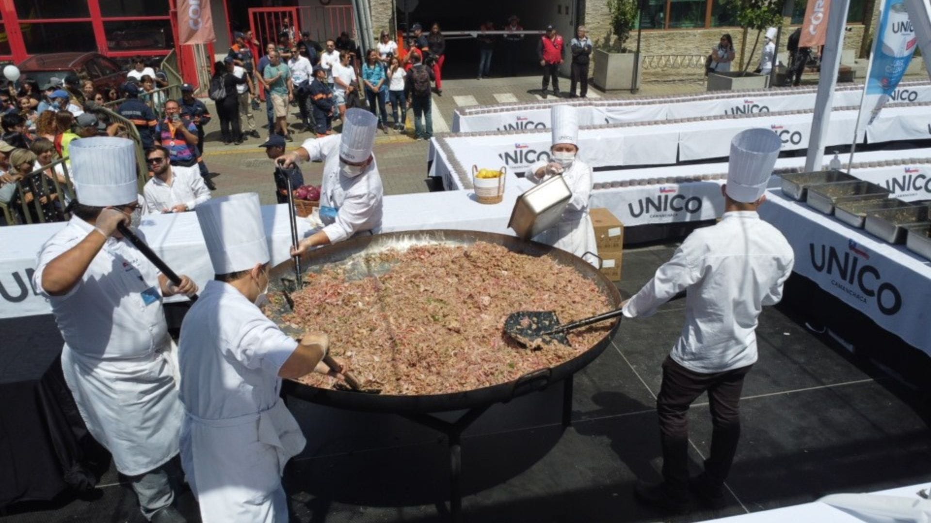 Camanchaca logra poner a Coronel en el libro del Guinness World Récords con el ceviche de jurel más largo del mundo