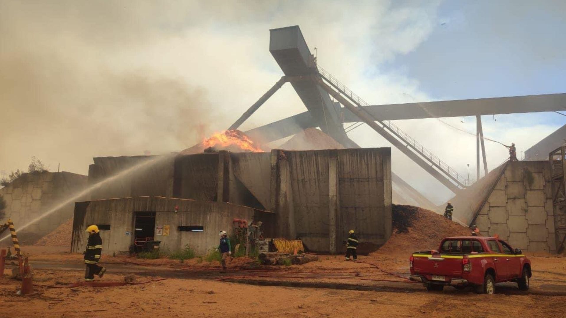 Aún sigue activo el incendio forestal en Ránquil: Se estiman más de 400 hectáreas dañadas