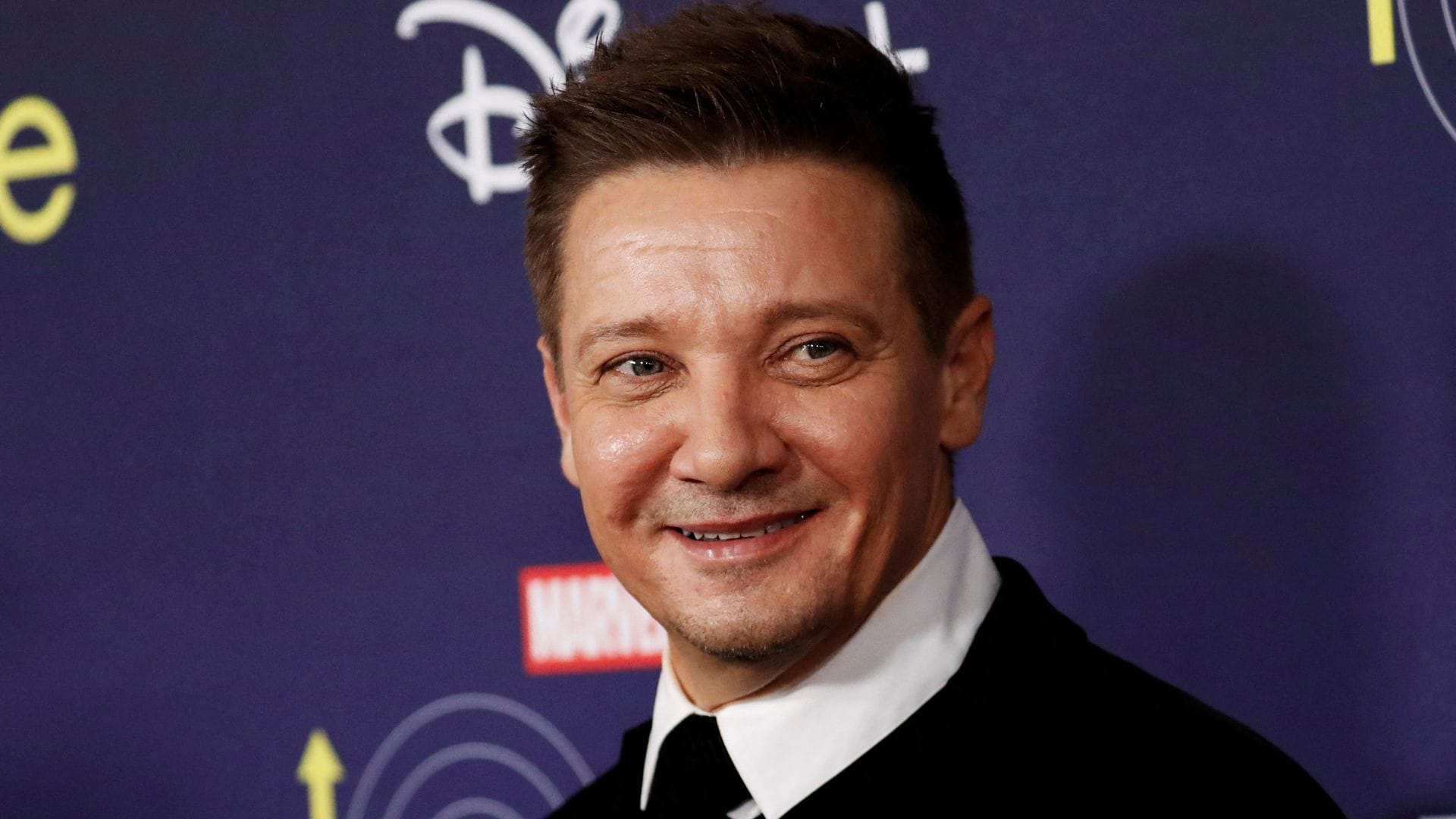Estrella de “Avengers” Jeremy Renner dice que se rompió más de 30 huesos en accidente